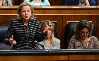 MADRID, 02/11/2022.- La vicepresidenta primera y ministra de Economía, Nadia Calviño (i), interviene durante la sesión de control al Gobierno, este miércoles, en el Congreso de los Diputados. EFE/ Fernando Villar