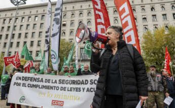 MADRID, 18/11/2022.- La Central Sindical Independiente y de Funcionarios (CSIF), sindicato más representativo en las administraciones, convoca este viernes -junto con CC.OO. y UGT- una concentración ante la sede del Ministerio de Trabajo de Madrid para denunciar la caótica situación que sufre la Seguridad Social, con falta de efectivos, retraso en la gestión de las prestaciones y el incumplimiento general de los acuerdos de personal. EFE/ Daniel González