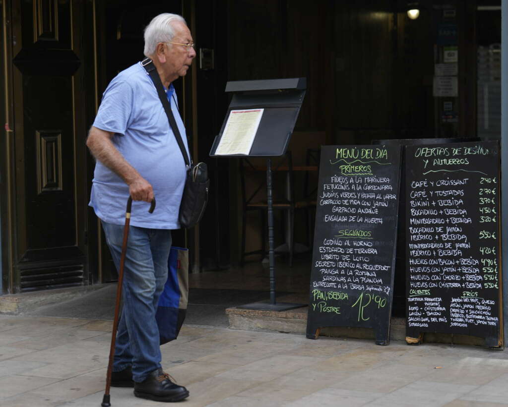 GRAFCAT1131. BARCELONA (ESPAÑA), 13/09/2022.-Un señor pasa ante las pizarras del menú ante un restaurante de Barcelona, donde ya es difícil encontrar menús por menos de 11 euros, porque el encarecimiento de productos y energía, ha obligado a la mayoría de restauradores a subir el precio este mes de septiembre. Ahora los más baratos son de 12 euros y los más habituales de 13 o más.EFE/Alejandro García