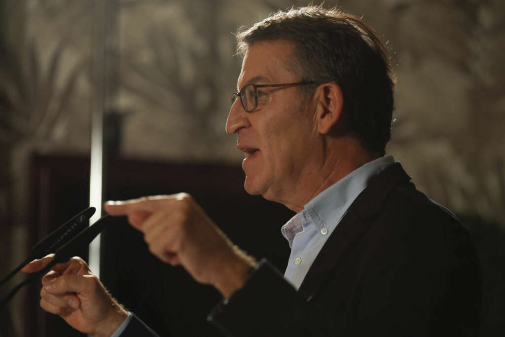 LUGO, 29/10/2022.- El presidente del PP, Alberto Núñez Feijóo, da un discurso mientras asiste a la clausura de la tradicional pulpada del partido en Lugo, este sábado. EFE/ Eliseo Trigo