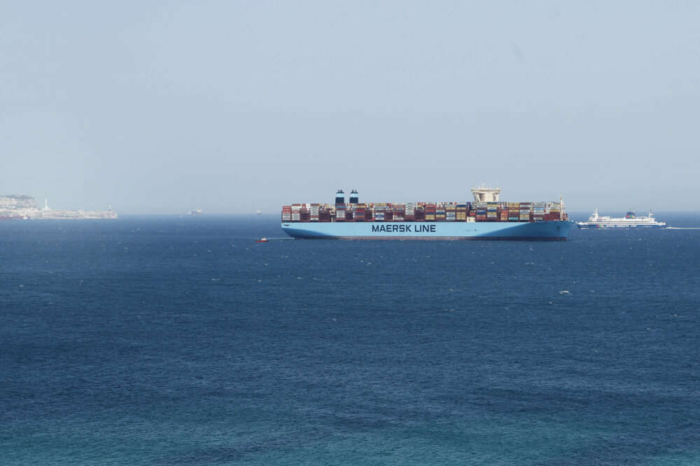 GRA241 ALGECIRAS (Cádiz), 3/6/2017.- La naviera Maersk Line ha desviado de Algeciras (Cádiz) al puerto marroquí de Tánger Med la escala del barco "Madrid Maersk", en el viaje inaugural del primer buque Triple E de nueva generación de la compañía.El buque portacontenedores de mayor capacidad de Maersk tenía prevista su primera escala en el puerto algecireño este sábado, pero finalmente lo hizo en el puerto marroquí.Hoy ha permanecido fondeado en aguas de la Bahía de Algeciras, sin llegar a acceder al puerto algecireño, para repostar mediante una operación de "bunkering" y continuar su viaje.La compañía no ha explicado en su web oficial los motivos del desvío, aunque en las anteriores ocasiones en las que se han anunciado huelgas en la estiba española ha llevado a cabo este tipo de desvíos. EFE/A.Carrasco Ragel.