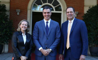 MADRID, 10/11/2022.- El presidente del Gobierno, Pedro Sánchez (c), y la vicepresidenta primera y ministra de Economía, Nadia Calviño, posan para una foto junto al consejero delegado de Cisco Systems, Chuck Robbins, en el marco del encuentro mantenido este jueves en el Complejo de la Moncloa. EFE/Pool Moncloa/Fernando Calvo SOLO USO EDITORIAL/SOLO DISPONIBLE PARA ILUSTRAR LA NOTICIA QUE ACOMPAÑA (CRÉDITO OBLIGATORIO)