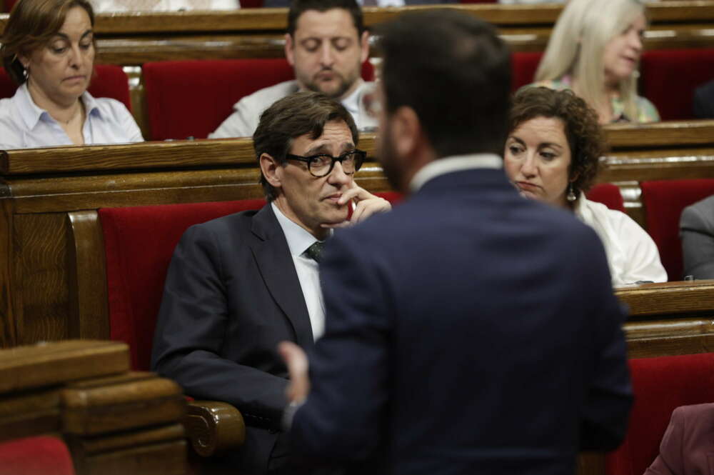 GRAFCAT2319 BARCELONA 19/10/2022.- El primer secretario del PSC i portavoz del grupo socialista en el Parlament, Salvador Illa, observa al presidente de la Generalitat, Pere Aragonés durante el pleno del Parlament para dar cuenta de la remodelación del Govern tras la salida de JxCat. EFE/Quique Garcia