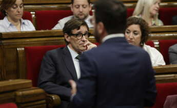 GRAFCAT2319 BARCELONA 19/10/2022.- El primer secretario del PSC i portavoz del grupo socialista en el Parlament, Salvador Illa, observa al presidente de la Generalitat, Pere Aragonés durante el pleno del Parlament para dar cuenta de la remodelación del Govern tras la salida de JxCat. EFE/Quique Garcia