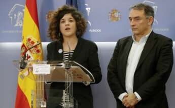 Los diputados del Grupo Parlamentario de Unidas Podemos-En Comú Podem-Galicia en Común, Enrique Santiago Romero y Sofía Fernández Castañón, durante la rueda de prensa. EFE/Ballesteros