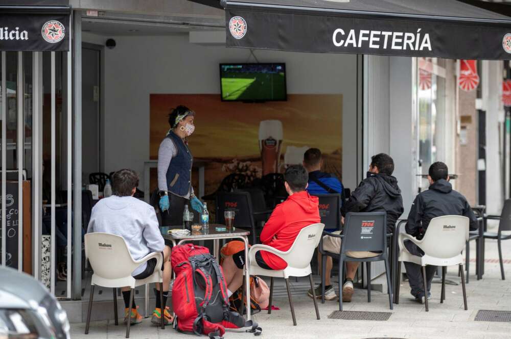 GRAF356. SARRIA (LUGO), 28/06/2021.- Varias personas ven el partido de España de la Eurocopa en una terraza en Sarria (Lugo), el único municipio de Galicia que se encuentra en estos momentos en el nivel alto de restricciones como consecuencia de la incidencia de la covid-19. EFE/Eliseo Trigo