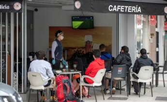 GRAF356. SARRIA (LUGO), 28/06/2021.- Varias personas ven el partido de España de la Eurocopa en una terraza en Sarria (Lugo), el único municipio de Galicia que se encuentra en estos momentos en el nivel alto de restricciones como consecuencia de la incidencia de la covid-19. EFE/Eliseo Trigo