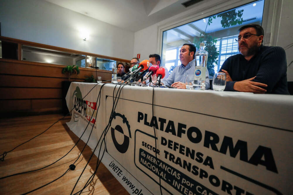 GETAFE (MADRID), 07/11/2022.- El presidente de la Plataforma Nacional para la Defensa del Transporte, Manuel Hernández (2d), y Celso Jimenez Calderón (3d), representante de la Asociación del Sector Primario en España (ASEPRES), anuncian este lunes en una rueda de prensa en Getafe (Madrid) los resultados de las votaciones de las asambleas provinciales, que, con un 86 por ciento de los votos, han acordado secundar la iniciativa de convocar un nuevo paro indefinido desde la medianoche del domingo al lunes para protestar por el incumplimiento por parte de los cargadores de la ley de costes, que prohíbe trabajar a pérdidas. Esta organización de transportistas de mercancías por carretera -en su mayoría, autónomos- ya organizó el pasado marzo un paro que se mantuvo durante 20 días y provocó problemas en las cadenas de suministro que afectaron a buena parte del territorio nacional. EFE/ Luis Millán