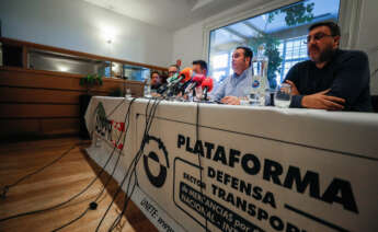 GETAFE (MADRID), 07/11/2022.- El presidente de la Plataforma Nacional para la Defensa del Transporte, Manuel Hernández (2d), y Celso Jimenez Calderón (3d), representante de la Asociación del Sector Primario en España (ASEPRES), anuncian este lunes en una rueda de prensa en Getafe (Madrid) los resultados de las votaciones de las asambleas provinciales, que, con un 86 por ciento de los votos, han acordado secundar la iniciativa de convocar un nuevo paro indefinido desde la medianoche del domingo al lunes para protestar por el incumplimiento por parte de los cargadores de la ley de costes, que prohíbe trabajar a pérdidas. Esta organización de transportistas de mercancías por carretera -en su mayoría, autónomos- ya organizó el pasado marzo un paro que se mantuvo durante 20 días y provocó problemas en las cadenas de suministro que afectaron a buena parte del territorio nacional. EFE/ Luis Millán