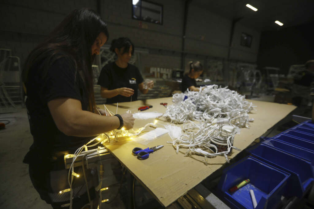 CÓRDOBA, 13/11/2022.- Diseños de montajes de iluminación. La empresa cordobesa Iluminaciones Ximénez, referente mundial en iluminación decorativa y festiva, llega este año a las antípodas y conquista Nueva Zelanda, una pica más entre los más de 250 proyectos que tiene repartidos por cinco continentes, desde motivos de Navidad hasta animación en el Mundial de Fútbol Catar 2022. EFE/Salas