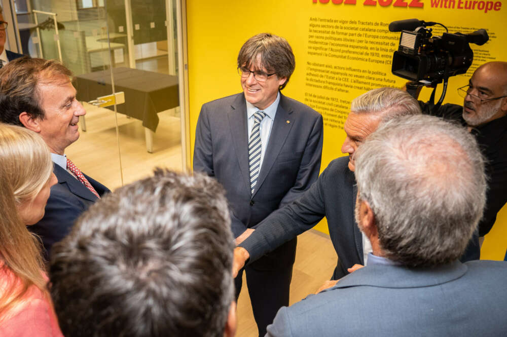 BRUSELAS (BÉLGICA), 06/09/2022.- El expresidente catalán Carles Puigdemont (c) participa en el acto de celebración de la Diada que organiza la Generalitat en Bruselas (Bélgica), este martes en el Espai Catalunya Europa. EFE/ Zacarías García