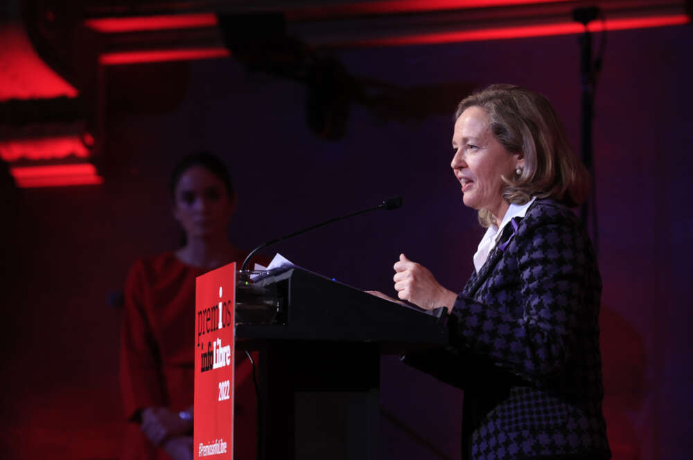 La ministra de Economía, Nadia Calviño, ofrece un discurso en la entrega de los Premios Infolibre 2022 que se celebra este viernes en el Ateneo de Madrid. EFE/Zipi