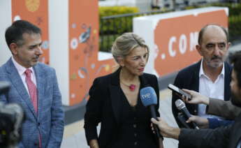 MEX1335.GUADALAJARA (MÉXICO), 28/11/2022.- La vicepresidenta segunda y ministra de Trabajo del Gobierno de España, Yolanda Díaz, el filósofo y ensayista español Daniel Innerarity (d), y el embajador de España en México, Juan Duarte Cuadrado (i), hablan hoy con medios durante la Feria Internacional del Libro (FIL) de Guadalajara, en Jalisco (México). Díaz consideró este lunes un "auténtico honor y placer" participar en la FIL, feria que calificó como "el evento cultural más importante de habla hispana en el mundo". Así se expresó Díaz en un breve encuentro con medios de comunicación. EFE/ Francisco Guasco