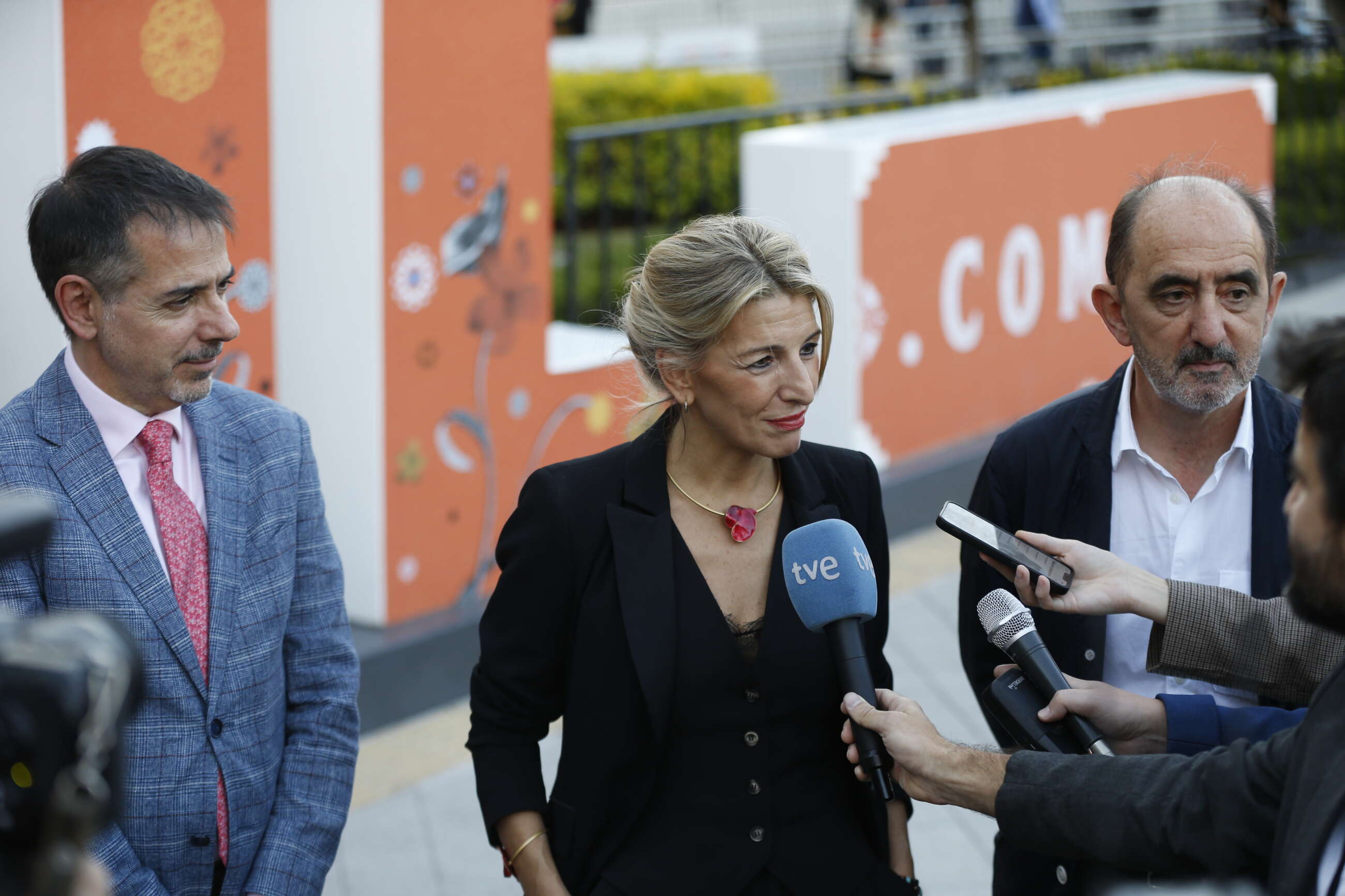 MEX1335.GUADALAJARA (MÉXICO), 28/11/2022.- La vicepresidenta segunda y ministra de Trabajo del Gobierno de España, Yolanda Díaz, el filósofo y ensayista español Daniel Innerarity (d), y el embajador de España en México, Juan Duarte Cuadrado (i), hablan hoy con medios durante la Feria Internacional del Libro (FIL) de Guadalajara, en Jalisco (México). Díaz consideró este lunes un "auténtico honor y placer" participar en la FIL, feria que calificó como "el evento cultural más importante de habla hispana en el mundo". Así se expresó Díaz en un breve encuentro con medios de comunicación. EFE/ Francisco Guasco