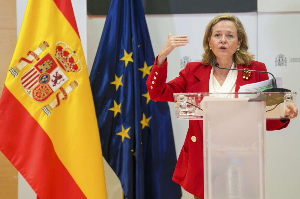 La vicepresidenta primera del Gobierno, Nadia Calviño, ofrece una rueda de prensa tras la reunión que mantuvo con el comisario de Presupuestos y Administración de la Unión Europea, Johannes Hahn, este jueves en Madrid. EFE/ Borja Sánchez Trillo