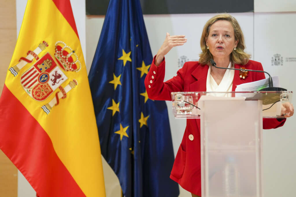 La vicepresidenta primera del Gobierno, Nadia Calviño, ofrece una rueda de prensa tras la reunión que mantuvo con el comisario de Presupuestos y Administración de la Unión Europea, Johannes Hahn, este jueves en Madrid. EFE/ Borja Sánchez Trillo