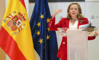 La vicepresidenta primera del Gobierno, Nadia Calviño, ofrece una rueda de prensa tras la reunión que mantuvo con el comisario de Presupuestos y Administración de la Unión Europea, Johannes Hahn, este jueves en Madrid. EFE/ Borja Sánchez Trillo