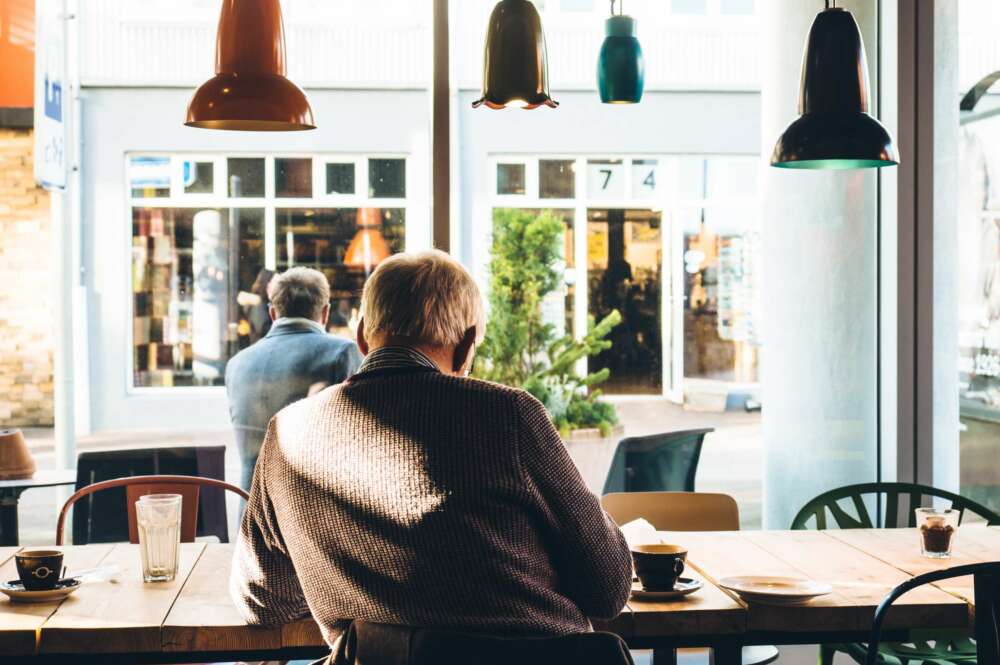 Un jubilado en una cafetería. Pxhere.