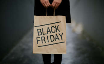 Una persona comprando en Black Friday.