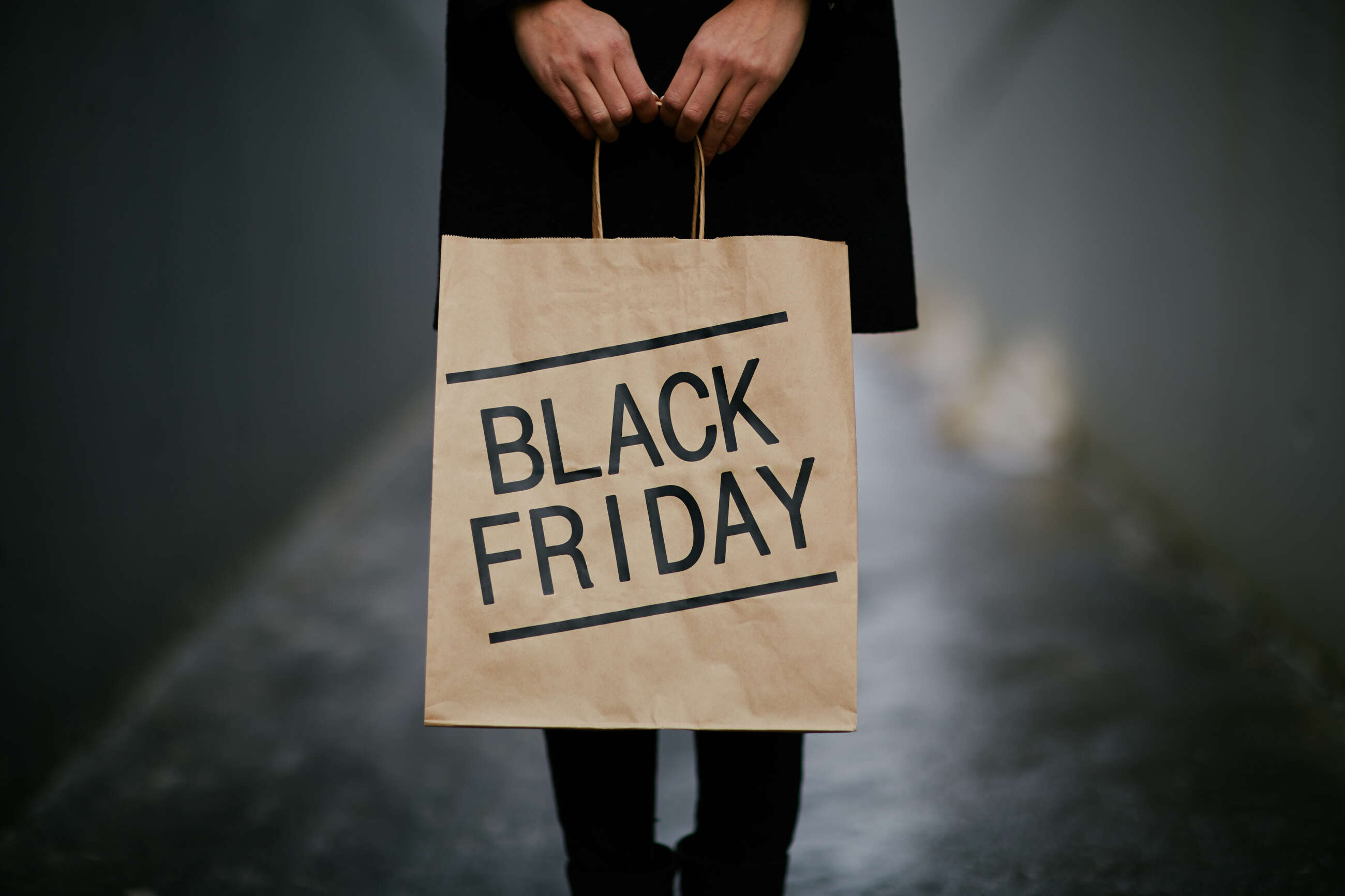 Una persona comprando en Black Friday.