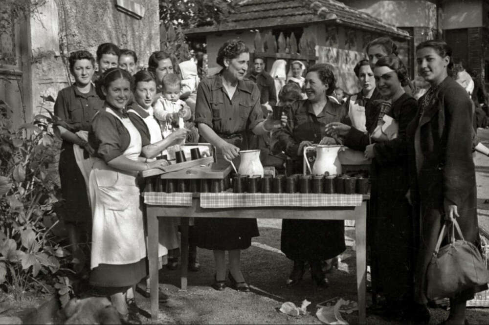 Reparto de comida por parte de la sección femenina. Wikipedia.