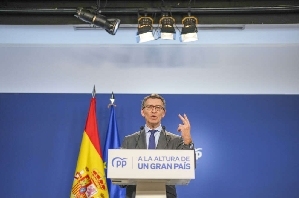 El líder del PP, Alberto Núñez Feijóo, da una rueda de prensa en la sede del partido en Madrid, este martes. EFE/ Borja Sánchez Trillo
