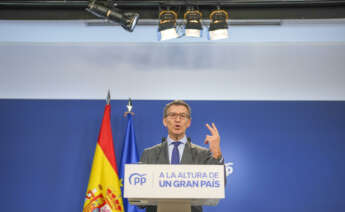 El líder del PP, Alberto Núñez Feijóo, da una rueda de prensa en la sede del partido en Madrid, este martes. EFE/ Borja Sánchez Trillo
