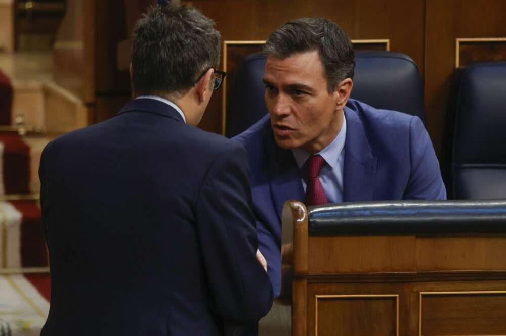 El presidente del Gobierno, Pedro Sánchez, conversa con el ministro de Presidencia, Félix Bolaños, en el Congreso de los Diputados. EFE/Juan Carlos Hidalgo