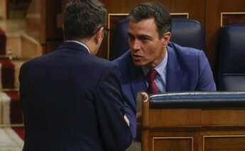 El presidente del Gobierno, Pedro Sánchez, conversa con el ministro de Presidencia, Félix Bolaños, en el Congreso de los Diputados. EFE/Juan Carlos Hidalgo