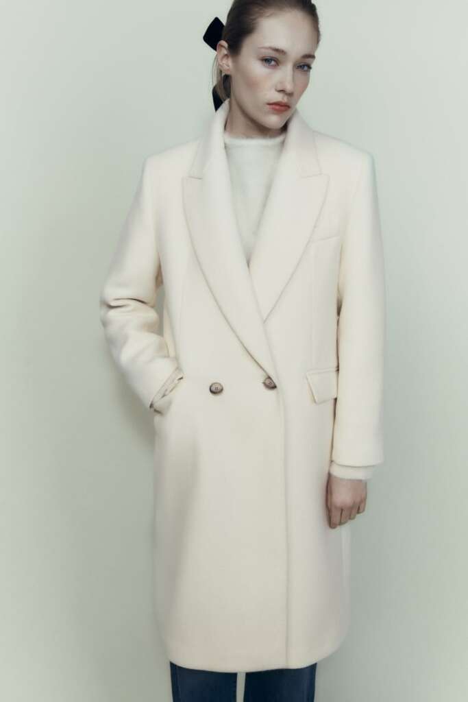 El abrigo de lana blanco más premium de Zara para ir a tus navideños - Economía Digital