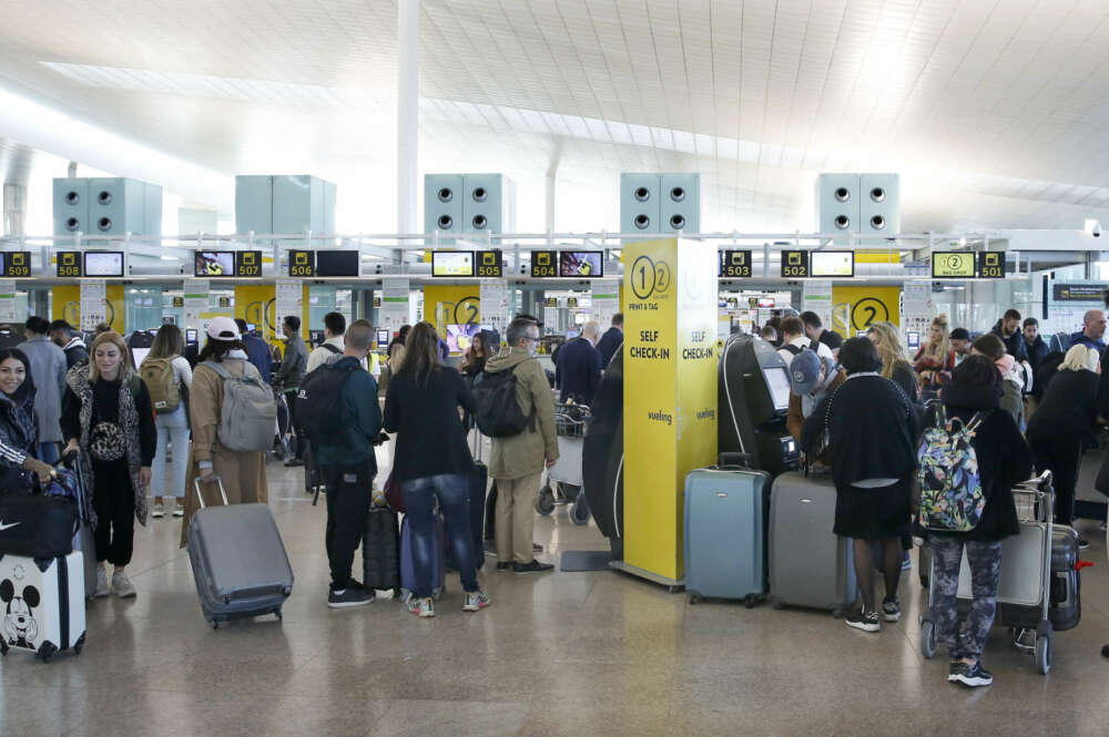Mostradores de facturación de Vueling en el Aeropuerto de El Prat. EFE/Andreu Dalmau