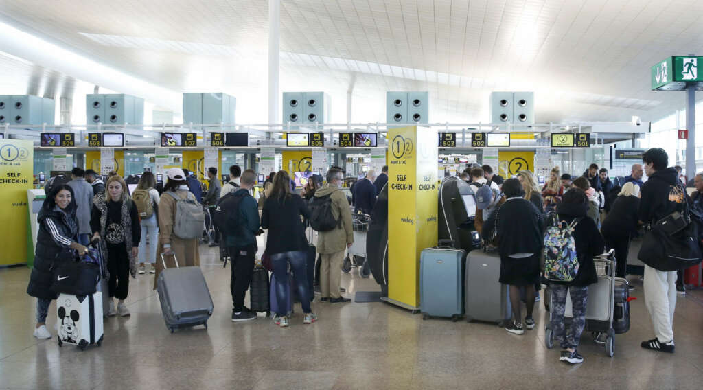 Mostradores de facturación de Vueling en el Aeropuerto de El Prat. EFE/Andreu Dalmau