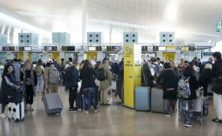 Mostradores de facturación de Vueling en el Aeropuerto de El Prat. EFE/Andreu Dalmau