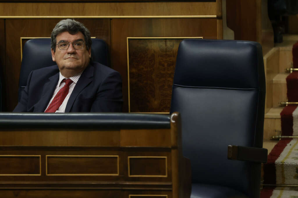 El ministro de Inclusión, Seguridad Social y Migraciones, José Luis Escrivá, en el Congreso de los Diputados. EFE/ Mariscal.