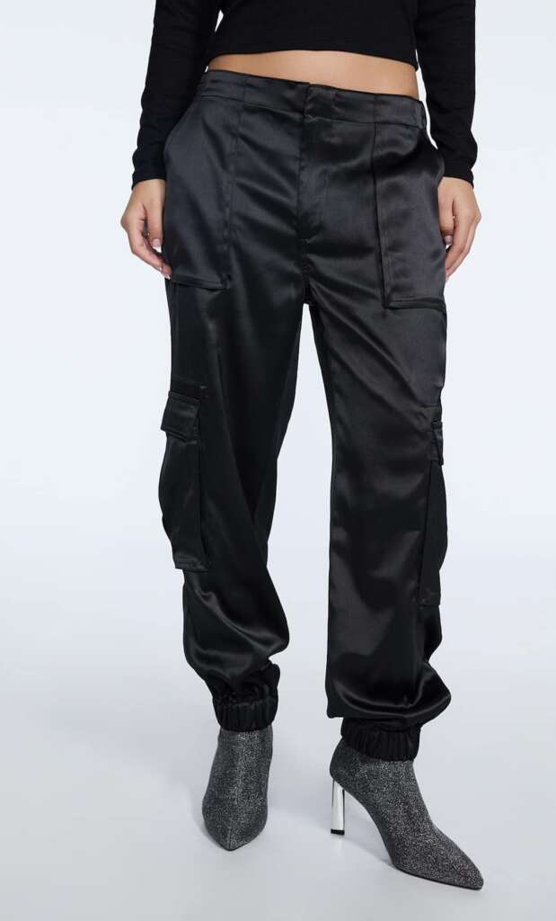 pantalón cargo satinado Stradivarius