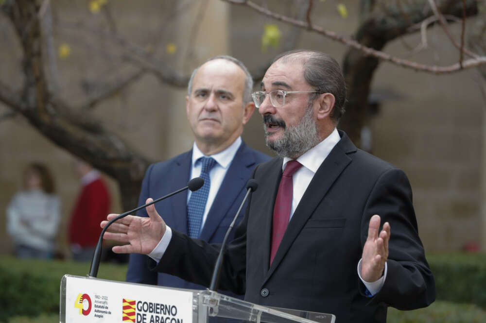 El presidente de Aragón, Javier Lambán, junto al rector de la UNED, Ricardo Mairal, este miércoles en Alcañiz (Teruel). EFE/ Javier Cebollada.