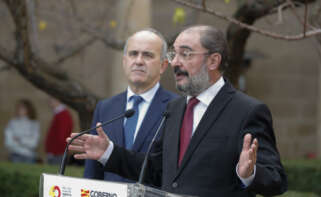 El presidente de Aragón, Javier Lambán, junto al rector de la UNED, Ricardo Mairal, este miércoles en Alcañiz (Teruel). EFE/ Javier Cebollada.