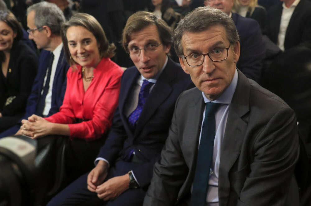 MADRID, 30/11/2022.- El líder del PP, Alberto Núñez Feijóo, el alcalde de Madrid, José Luis Martínez Almeida (c) y la secretaria general del PP, Cuca Gamarra durante la presentación del libro "El escaño de Satanás", del vicesecretario general de Asuntos Institucionales, Esteban González Pons, este miércoles en Madrid. EFE/ Fernando Alvarado