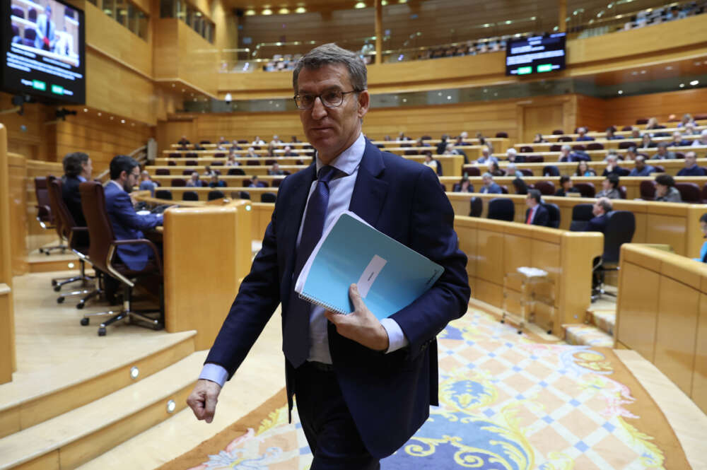 El líder del PP, Alberto Núñez Feijóo a su salida del pleno del Senado que se celebra este miércoles. EFE/ Kiko Huesca