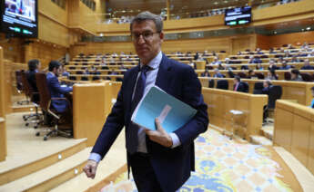 El líder del PP, Alberto Núñez Feijóo a su salida del pleno del Senado que se celebra este miércoles. EFE/ Kiko Huesca