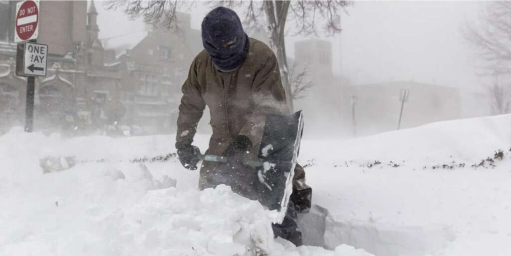 Un hombre retira nieve con una pala en Buffalo (EE.UU.). EFE/Jalen Wright