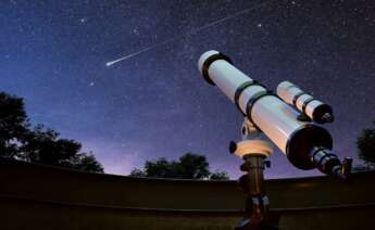 Un telescopio frente a un cielo estrellado