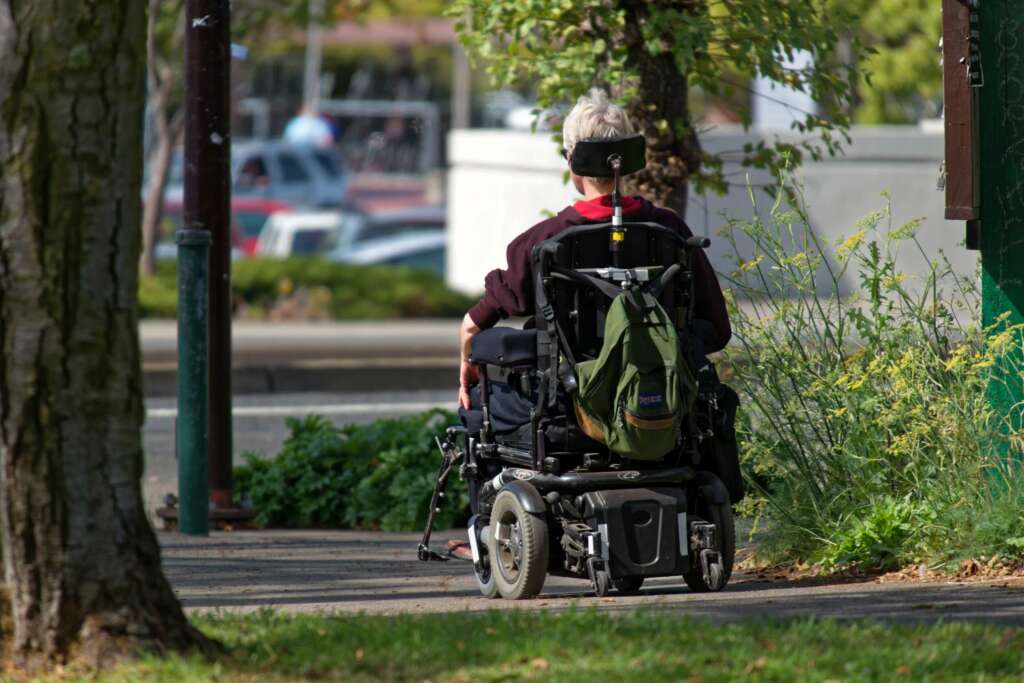 Una persona se desplaza en silla de ruedas. Foto: Pxhere