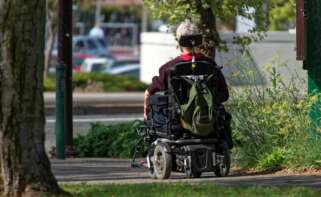 Una persona se desplaza en silla de ruedas. Foto: Pxhere