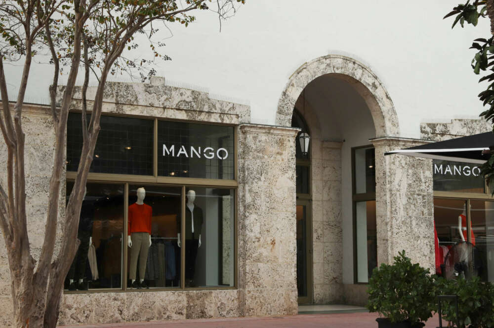 Fachada exterior de una tienda de Mango