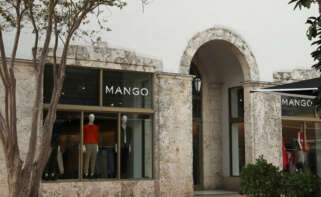 Fachada exterior de una tienda de Mango