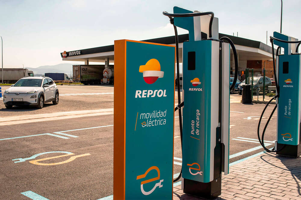 Repsol ofrece un descuento de hasta 20 céntimos por litro. Foto: EFE.