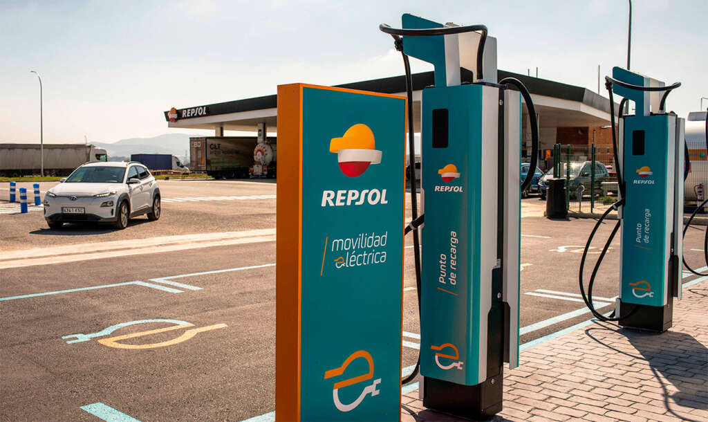 Repsol ofrece un descuento de hasta 20 céntimos por litro. Foto: EFE.