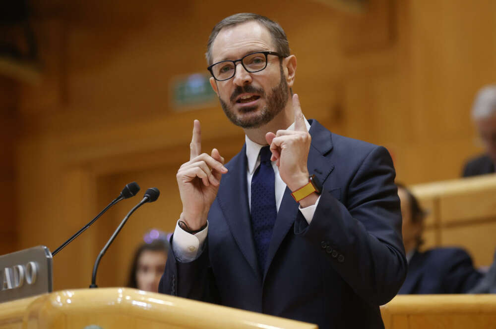 El senador Javier Maroto (PP) interviene en el pleno celebrado este jueves en el Senado en Madrid. El pleno del Senado debate y vota este jueves la derogación de la sedición y la rebaja de penas para la malversación, una controvertida reforma que previsiblemente se aprobará de forma definitiva, ya que la mayoría parlamentaria no tiene intención de aceptar enmiendas. EFE/ Juan Carlos Hidalgo