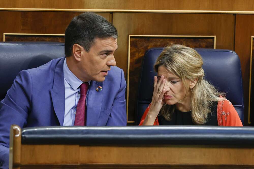 El presidente del Gobierno, Pedro Sánchez, conversa con la vicepresidenta segunda y ministra de Trabajo, Yolanda Díaz, en el Congreso de los Diputados. EFE/Chema Moya Banca y el impuesto a los bancos